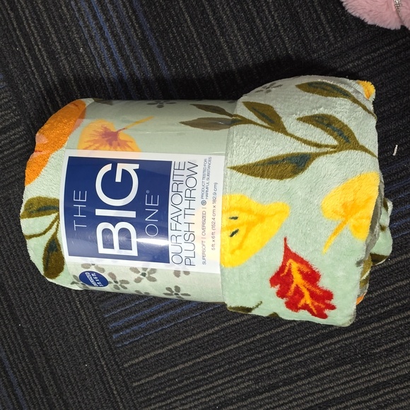 Plush Throw. - Picture 3 of 4